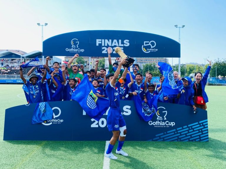 SELURUH pembinan, pelatih,, pemain dan para orang tua APC U-13 bergembira setelah menjuarai GOTHIA Cup 2025 di Gothia Swedia, Sabtu (19/7/2025). (Foto: Istimewa)