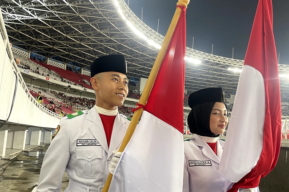 Pengibar bendera Merah Putih di Pembukaan Piala Presiden 2025, Abinaya Vega (kiri) dan Nindya Rizka Andini, yang merupakan Purna Paskibra 2024, Minggu (6/7/2025) di Stadion Utama Gelora Bung Karno. (Foto: Istimewa/G-Sports.id).