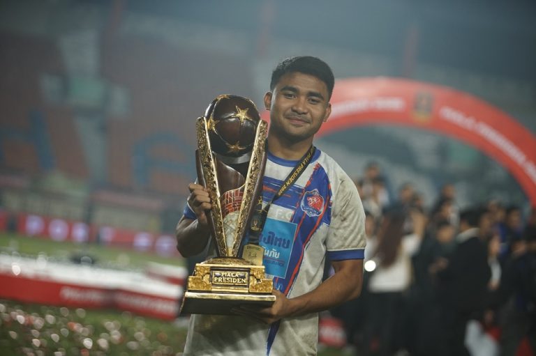 Bintang asal Indonesia, Asnawi Mangkualam, dengan trofi Piala Presiden 2025, setelah membawa timnya, Port FC juara dengan mengalahkan Oxford United, dalam final, Minggu (13/7/2025). (Foto: Media Piala Presiden 2025).