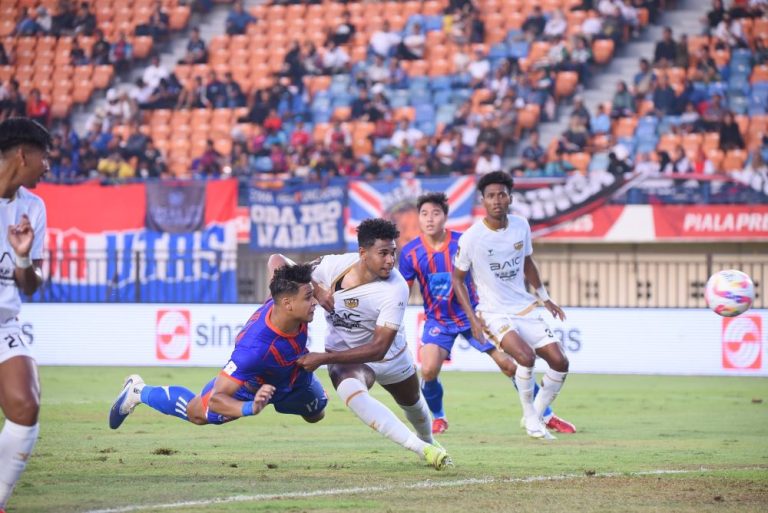 PERTARUNGAN Dewa United (putih) Vs Port FC (biru merah) yang yang berlangsung seru. (Foto: Media Piala Presiden 2205).