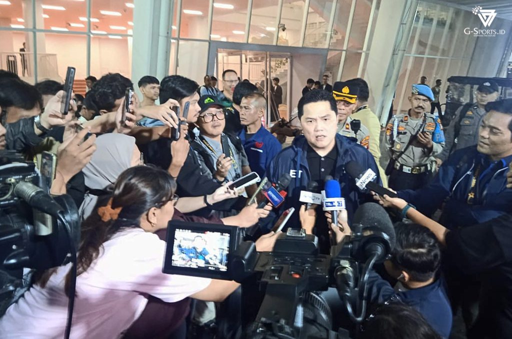 Ketua Umum PSSI, Erick Thohir, ketika memberikan keterangan kepada pers, jelang pembukaan Piala Presiden 2025, Minggu (6/7/2025) di Stadion SUGBK. (Foto: Irfan Sudrajat/Grafis: Menk Karmawan/G-Sports.id).