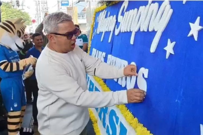 WALIKOTA Bandung M. Farhan tengah menempelkan huru demi huruf nama Frank Putros di atas bunga di jalan Asia Afrika, Rabu (16/7/2025). (Foto Arief K/G-SPORTS.ID)