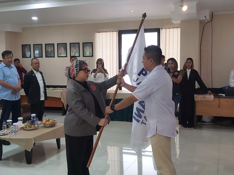 KETUA Umum PB PERSANI, Ita Yuliati Irawan menyerahkan PATAKA seusai melantik Dika Chrisna Irzandi sebagai Ketua Umum Pengprov PERSANI Jawa Barat, Minggu (27/7/2025). (Foto: Arief K/G-SPORTS.ID)