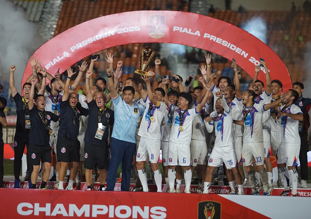 Ketua Steering Committee Piala Presiden 2025 Maruarar Sirait, mendampingi para pemain dan pelatih Port FC yang merayakan gelar Piala Presiden 2025, Minggu (13/7/2025) di Stadion si Jalak Harupat. (Foto: Tim Media Piala Presiden 2025).