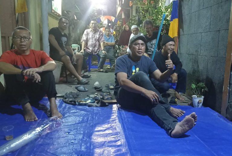 Kemeriahan Nobar warga Jakarta Selatan, di Menteng Pulo, Ketua Rukun Tetangga Airudin, dengan warganya saat memberikan dukungan dengan menyaksikan laga final Indonesia vs Vietnam, Selasa (29/7/2025) malam WIB. (Foto: Istimewa).