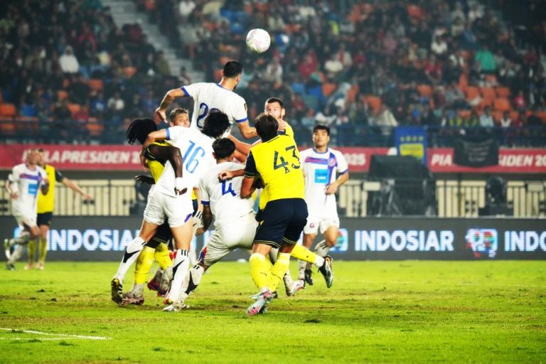 SEPERTI ini keseruan perebutan juara Piala Presiden 2025 antara Port FC (putih) dan Oxford FC (kuning) di Stadion si Jalak Harupat, Minggu (13/7/2025). (Foto. Media Piala Presiden 2025)