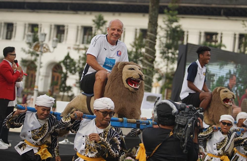 Seni Sisingaan memeriahkan acara Piala Presiden 2025, tampak pelatih Port FC, Alexandre Gama, menaiki Sisingaan, di acara konferensi pers jelang final Piala Presiden 2025, Minggu (13/7/2025). (Foto: Media Piala Presiden 2025).