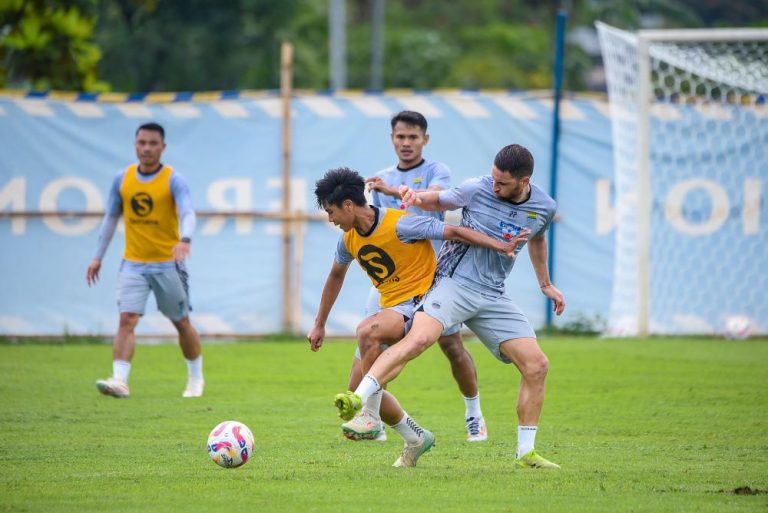 PARA pemain asing Persib yang baru sudah hari ketiga menjalani sesi latihan di lapangan samping GBLA, Rabu (2/7/2025). (Foto: Arief K/G-SPORTS.ID)