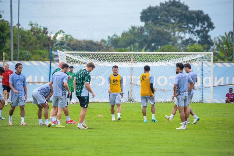 SKUAT Persib Bandung dalam sebuah latihan persiapan menghadapi Piala Presiden 2025. (Foto: Arief NK/G-SPORTS.ID)
