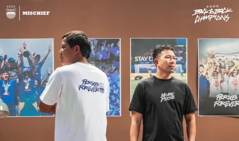 ADAM Alis dan I Made Wirawan jadi model Mischief Denim yang berkolaborasi dengan Persib. (Foto: Media Persib/G-S-SPORTS.ID)