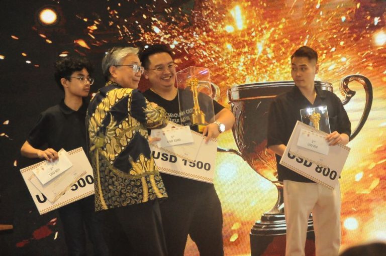 PEMBiNA PERCASI, Eka Putra Wirya menyerahkan kepada GM, Sean Winshand Cuhendi sebagai peringkat pertama Nusantara Grandmasters Tounament, Minggu (27/7/2025). (Foto: Arief K/G-SPORTS.ID)