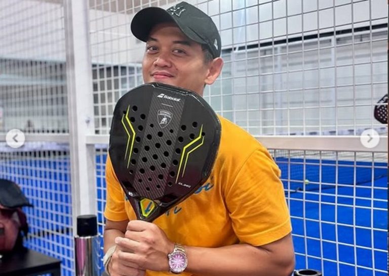 Adri Nidji, drummer band Nidji, salah satu musisi yang kini gemar bermain padel dalam menjaga kondisi tubuhnya agar tetap fit. (Foto: Instagram Adri/Madriprakarsa/G-Sports.id).