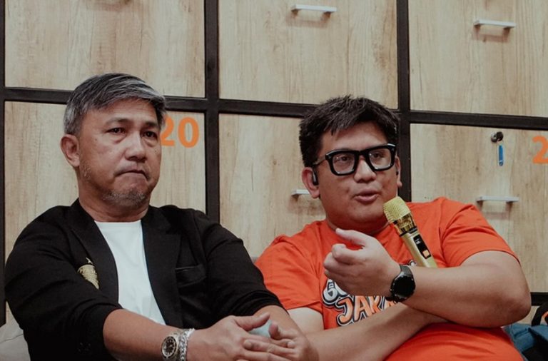 Ketum The Jakmania, Diky Soemarno (kanan) bersama Manajer Persija, Marsekal Muda TNI (Purn) Ardhi Tjahjoko, saat Tim Macan Kemayoran dan Jakmania bertatap muka, tengah pekan lalu. (Foto: Instagram Dikysoemarno).