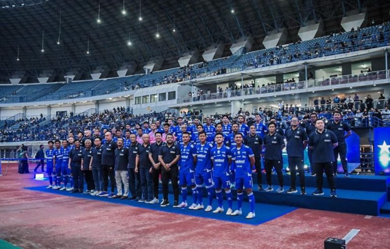 PERSIB Bandung 2025/2026 resmi diperkenalkan disela-sela laga persahabatan melawan Werstern Sydney Wanderes di Stadion GBLA. (Foto: Arief K/G-SPORTS.ID)