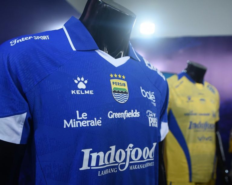 JERSEY PERSIB yang banyak dipenuhi sponsor batal dikenakan dakan akan mengenak jersey alternatif hadapi Manila Diggers, Rabu (13/8/2025). (Foto: Arief K/G-SPORTS.ID)