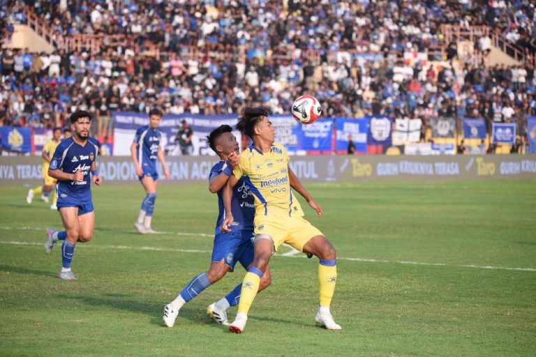 BEK Persib, Kakang Rudianto (kuning) dibayangi pemain PSIM pekan ketiga BRI Super League 2025/2026, di Stadion Sultan Agung Bantul, Minggu (24/8/2025). (Foto: Istimewa)