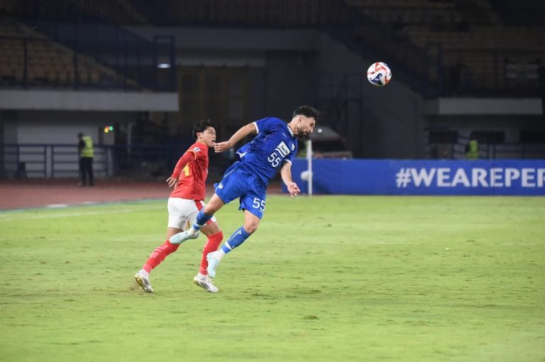 PEMAIN PERSIB, FRANS Putros (biru) beru[aya mengamankan bola melalui kepalanya dalam pertandingan playoff ACL Two 2025/2026, di Staion GBLA, Rabu (13/8/2025). (Foto: Arief K/G-SPORTS,ID)