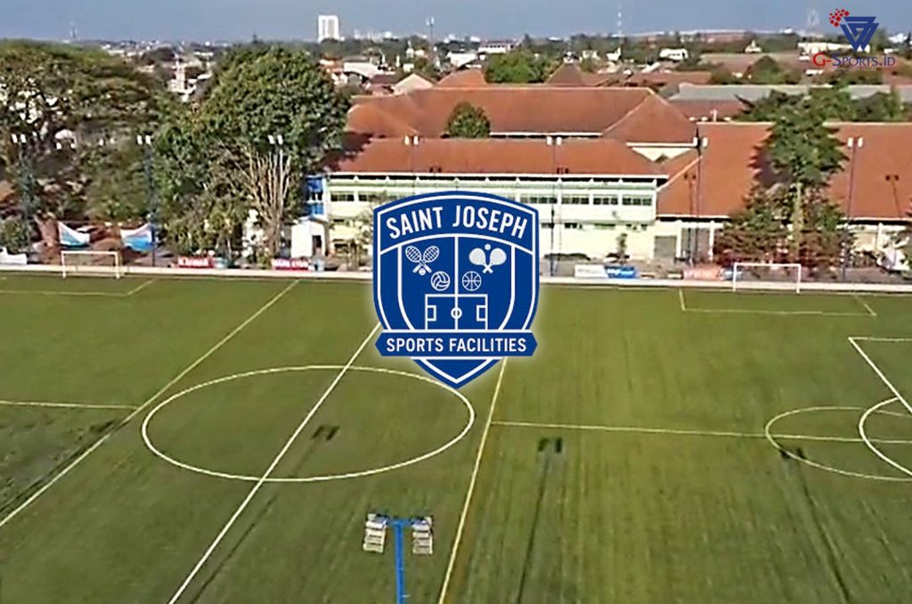 Lapangan sepak bola berstandar FIFA yang ada di Saint Joseph Sports Facilities yang juga dilengkapi dengan mini soccer. (Foto: G-Sports.id/Grafis: Menk Karmawan).