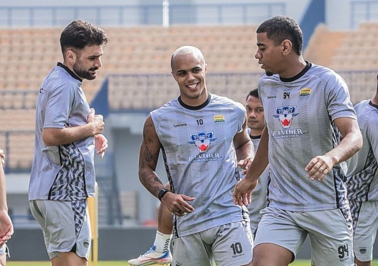 TRIO pemain asing PERSIB Bandung bersiap memberi kemenangan perdana di ajang Asian Champions League Two 2025/2026, Rabu (13/8/2025) (Foto: Arief K/G-SPORTS.ID)