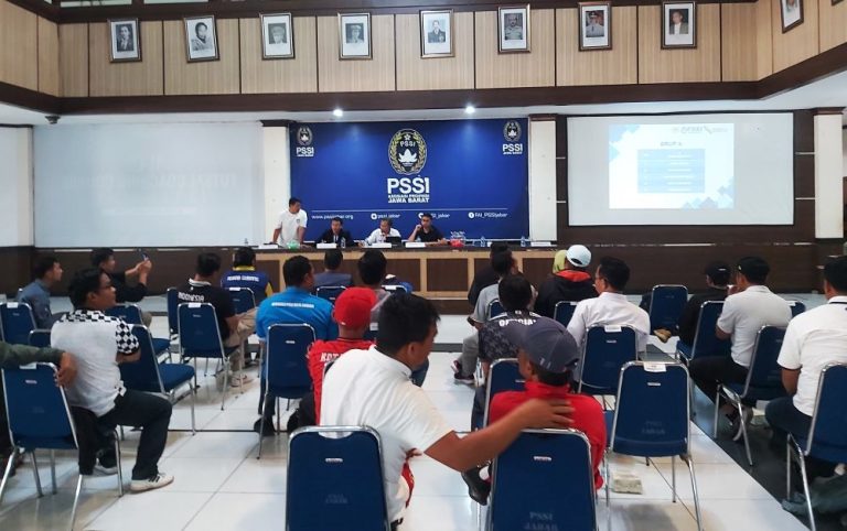 SUASANA pembagian grup Babak Kualfikasi cabor sepakbola PORRPOV XV/2026 Jawa Barat di Gedung Asprov PSSI Jawa Barat, Kamis (21/8/2025). (Foto Arief K/G-SPORTS.ID)