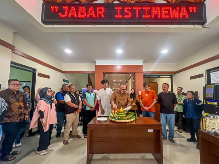 KETUA Umum KONI Jabar, M Budiana memotong tumpeng menyembut dicabutnya Permenpora Nomor 14 Tahun 2024, Kamis (26/9/2025).(Foto: Humas KONI Jabar)