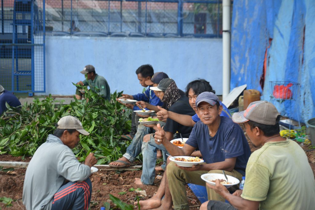 Para pekerja pembangunan lapangan padel Persada saat makan bersama di acara syukuran yang digelar pada Selasa (30/9/2025). (Foto: Irfan Sudrajat/G-Sports.id).