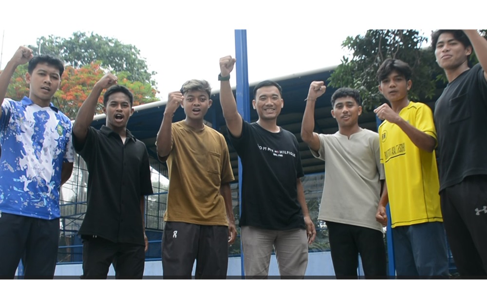 Pemain PSPS EPA U-19 bersama Manajer Zaki saat menghadiri acara syukuran pembangunan lapangan padel Persada Sports Facilities, Selasa (30/9/2025). (Foto: Irfan Sudrajat/G-Sports.id).