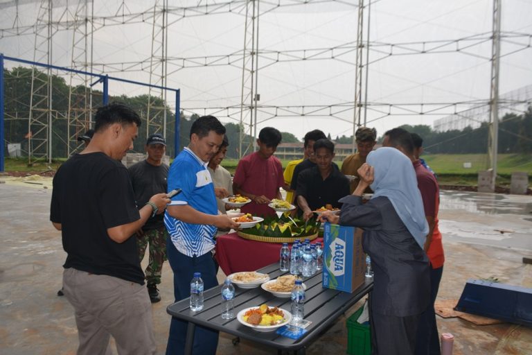 Para pemain EPA U-19 PSPS Pekanbaru ketika ikut menghadiri syukuran lapangan padel Persada Sports Facilities, Selasa (30/9/2025). (Foto: Irfan Sudrajat/G-Sports.id).