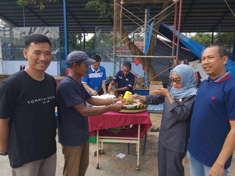 Pemberian tumpeng oleh Sri Gustinigsih, Pengelola Keuangan Persada (kanan) kepadea Kusnadi, didampingi Manajer Persada Sports Facilities, Rachmat Priyadi (kanan) bersama Manajer PSPS, Akhmad Zaki, dalam acara syukuran pembangunan lapangan padel Persada Sports Facilities, Selasa (30/9/2025). (foto: Istimewa/G-Sports.id).