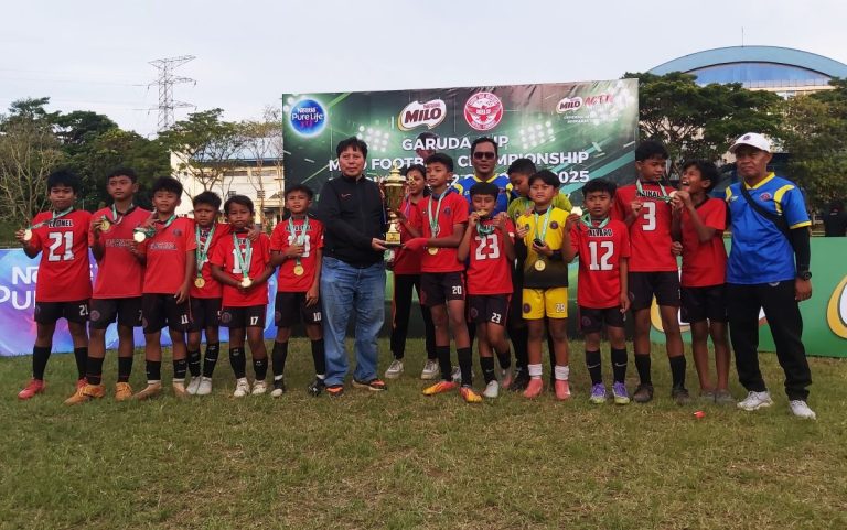 FOUNDER Garuda Anak Nusantara, Endra Gunawan bersama juara Garuda Cup Road to Milo Ch di Championship Bandung Series 2025, SSB Charet's di Lapangan UPI Jalan Setiabudi, Minggu (12/10/2025) (Foto: Arief K/G-SPORTS.ID)