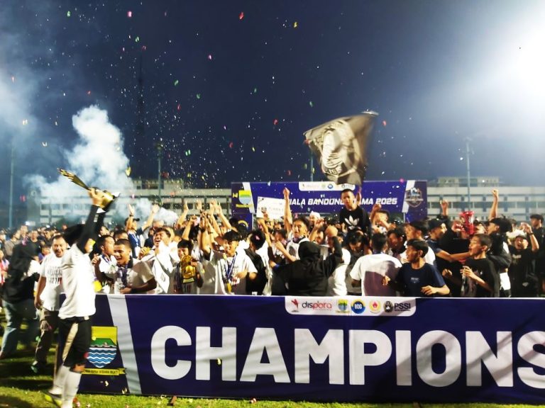 SELURUH pemain dan ofisia Riverside Forest FC tengah merayakan keberhasilan usai merebut tropi Liga 4 Piala Bandung Utama 2025, di Stadion Persib/Lap, SIDOLIG, Minggu (19/10/2025). (Foto: Arief K/G-SPORTS.ID)