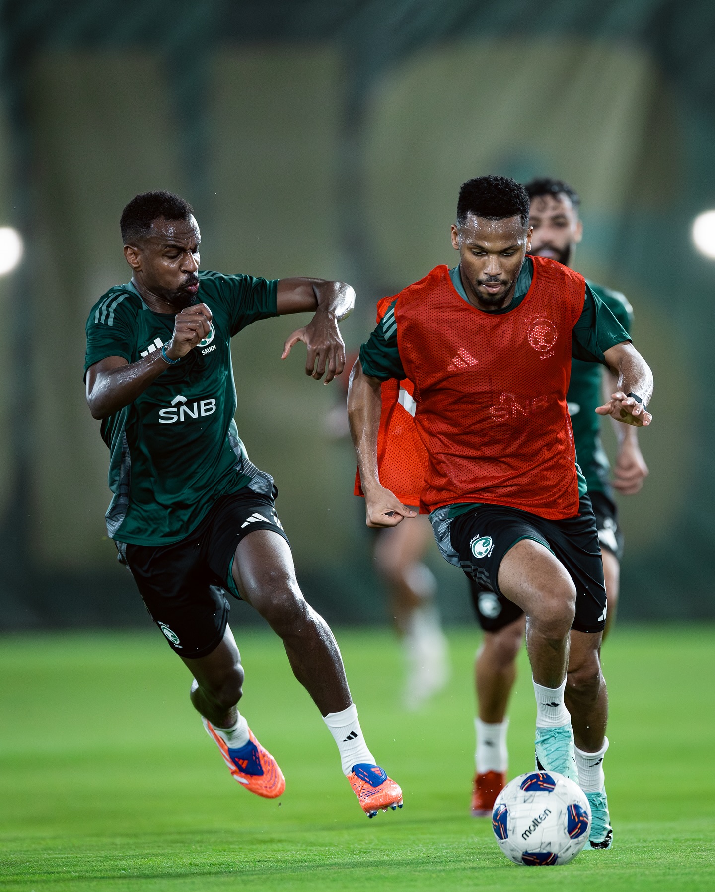 Para pemain Timnas Arab Saudi mematangkan penguasaan bola jelang lawan Indonesia.