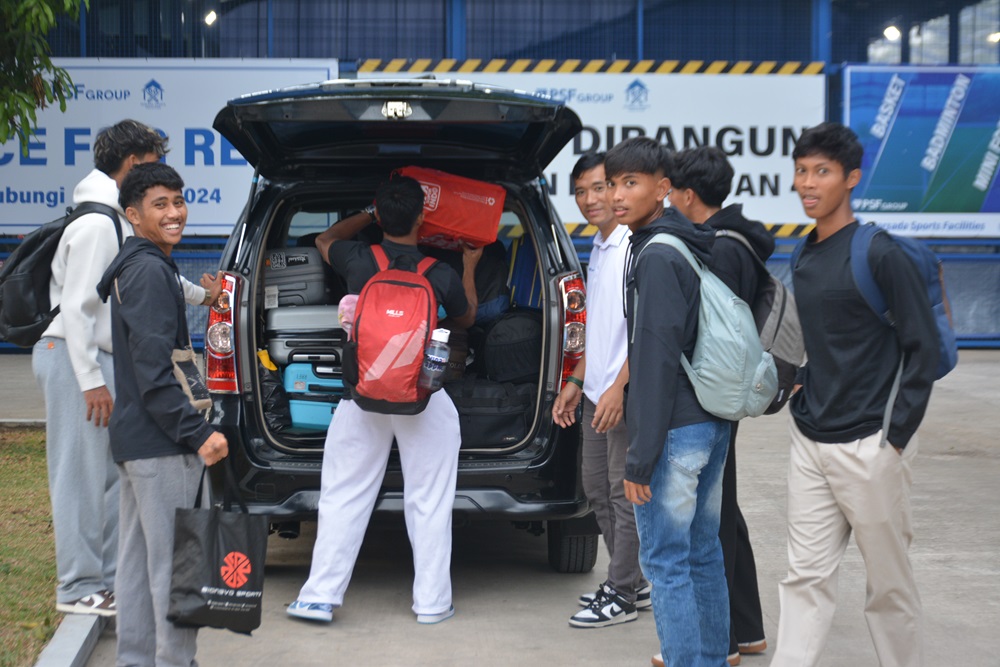 Enam pemain dari Tim EPA PSPS Pekanbaru seperti Jerico, Putra Arafi, dan Hendika Pratama bersama Manager Akhmad Muzaki, saat akan berangkat dari Persada menuju Pekanbaru, Senin (14/10/2025). (Foto: Irfan Sudrajat/G-Sports.id).