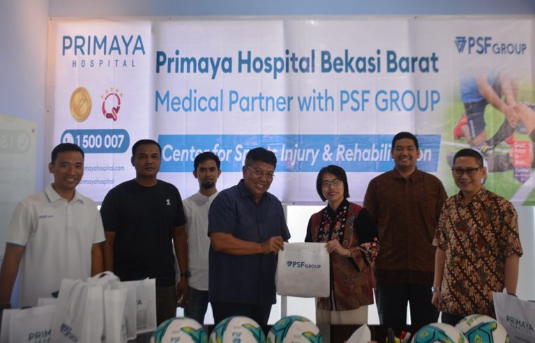 Chairman PSF Group, Gede Widiade (keempat dari kiri) dan Direktur Primaya Hospital, dr. Yoana Periskila Winarto (ketiga dari kanan), bersama pelatih Batavia FC, Charis Yulianto (kedua dari kiri), Akhmad Muzaki (kiri), Direktur Batavia FC, Waluyo, beserta TB Yadi Haryadi dan Antonio Vivaldy dari Primaya Hospital dalam penandatanganan MOU Batavia FC dan Primaya Hospital, Jumat (24/10/2025). (Foto: Irfan Sudrajat/G-Sports.id).