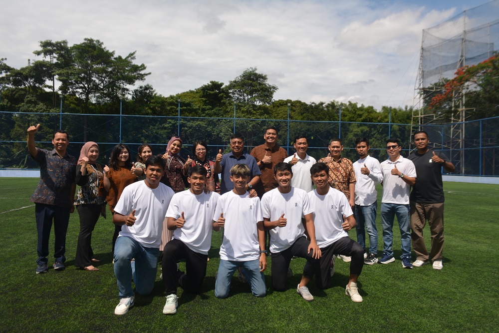 Para pemain Batavia FC (depan) bersama pelatih Charis Yulianto, berfoto bersama Chairman PSF Group, Gede Widiade dan Direktur Primaya Hospital dr. Yoana Periskila Winarto, setelah penandatanganan MOU kerja sama Batavia FC dan Primaya Hospital, Jumat (24/10/2025). (Foto: G-Sports.id).