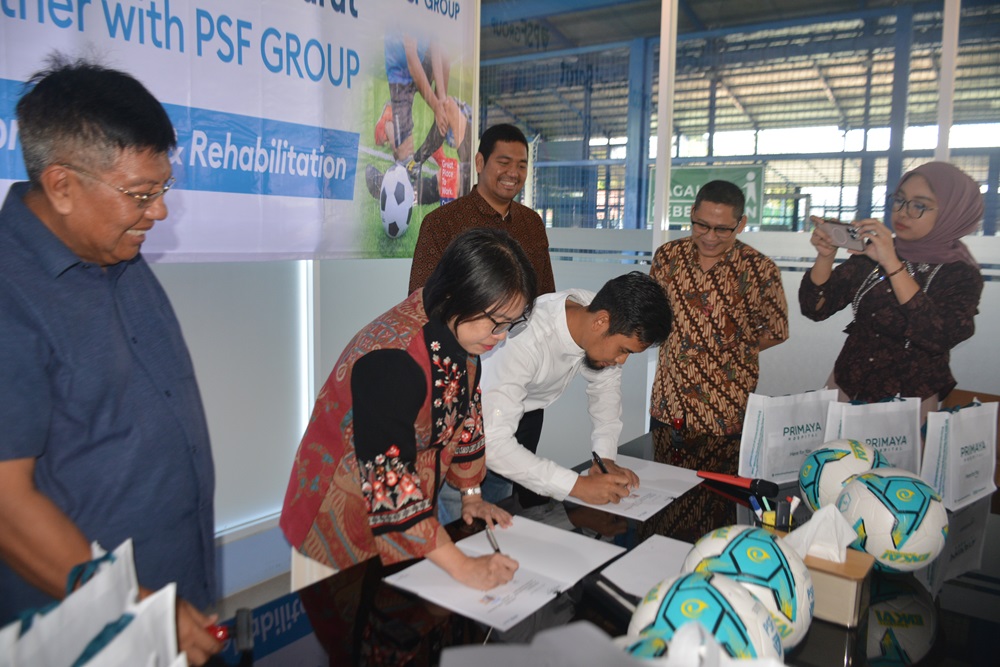 Chairman PSF Group, Gede Widiade (kiri) mendampingi penandatanganan MOU yang ditandatangani oleh Direktur Primaya Hospital, dr. Yoana Periskila Winarto dan Direktur Batavia CV, Waluyo, di Persada Sports Facilities, Jumat (24/10/2025). (Foto: G-Sports.id).