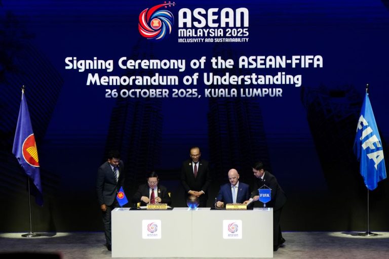 PENANDA tanganan MoU Piala ASEAN FIFA di KTT ASEAN di Kuala Lumpur baru - baru ini. (Foto: FFA Communications Division)