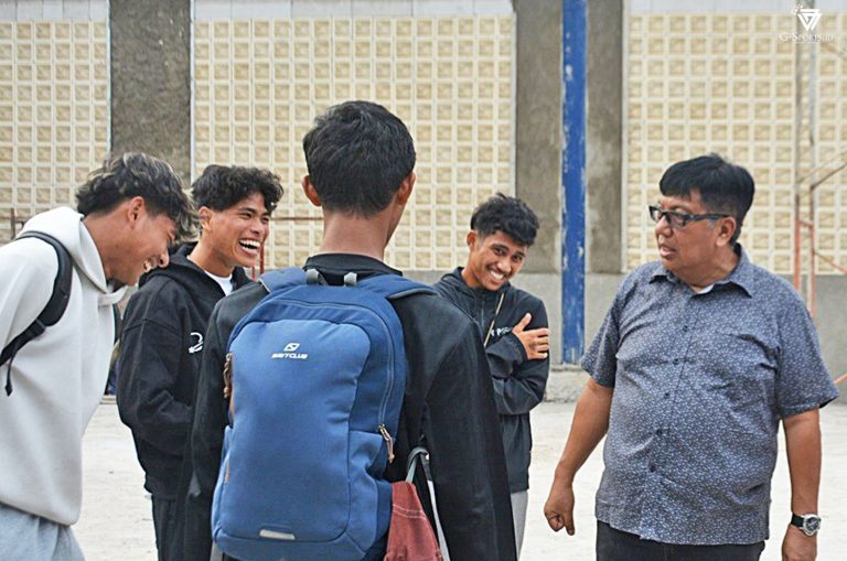 Owner PSPS Pekanbaru dan Chairman PSF Group, Gede Widiade (kanan) saat memberikan nasihat dan pesan dalam suasana santai kepada para pemain EPA PSPS yang akan memperkuat tim senior, Senin (13/10/2025). (Foto: Irfan Sudrajat/Grafis: Menk Karmawan/G-Sports.id).