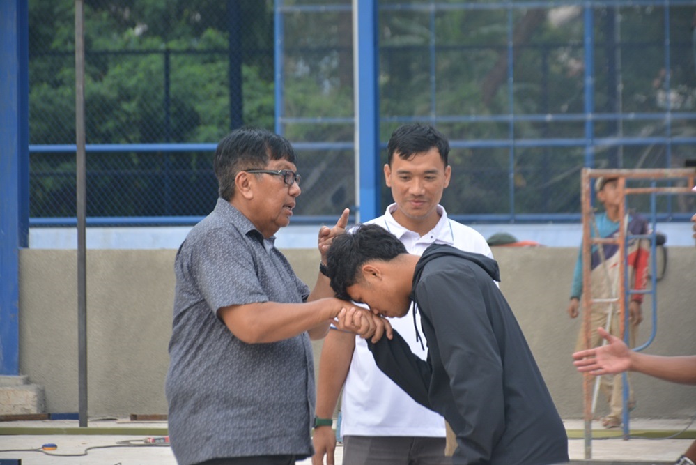 Owner PSPS Pekanbaru, Gede Widiade (kiri), menyambut Jerico salah satu dari enam pemain EPA PSPS yang akan memperkuat tim senior PSPS, didampingi manager Akhmad Muzaki. (Foto: G-Sports.id).
