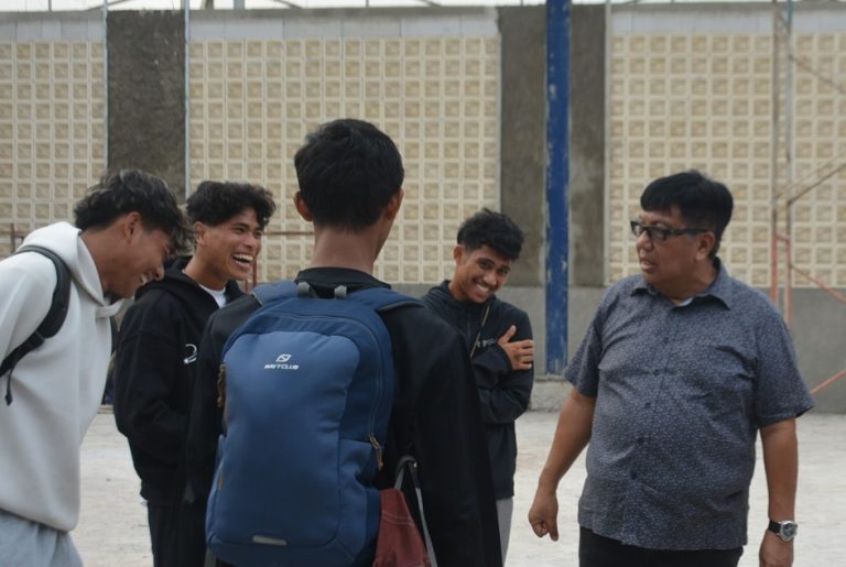 Owner PSPS Pekanbaru dan Chairman PSF Group, Gede Widiade (kanan) saat memberikan nasihat dan pesan dalam suasana santai kepada para pemain EPA PSPS yang akan memperkuat tim senior, Senin (13/10/2025). (Foto: Irfan Sudrajat/G-Sports.id).