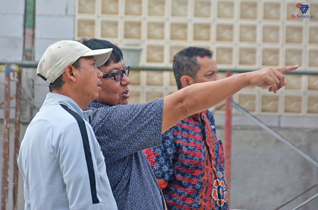 Chairman PSF Group, Gede Widiade, memberikan instruksi kepada Manajer Persada Sports Facilities, Rachmat Priyadi, Senin (13/10/2025). (Foto: Irfan Sudrajat/Grafis: Menk Karmawan/G-Sports.id).