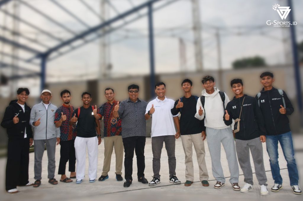 Owner PSPS Pekanbaru, Gede Widiade (keenam dari kiri), didampingi Manajer Persada, Rachmat Priyadi dan Manajer EPA PSPS, Akhmad Muzaki, berfoto bersama enam pemain EPA PSPS, Senin (13/10/2025). (Foto: Irfan Sudrajat/Grafis: Menk Karmawan/G-Sports.id).