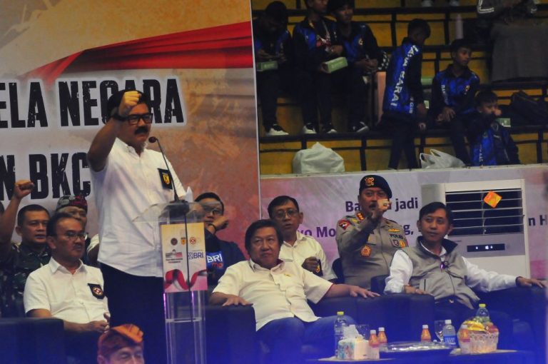 KETUA Umum PB FORKI, Marsekal TNI (Purn), Hadi Tjahjanto memberi semangat kepada 2000 karateka yang akan tampil di Kejurnas BKC Piala Wakil Menteri Pertahanan RI di GOR C-Tra Arena, Kota Bandung, Rabu (29/10/2025). (Foto: Arief K/G-SPORTS.ID)