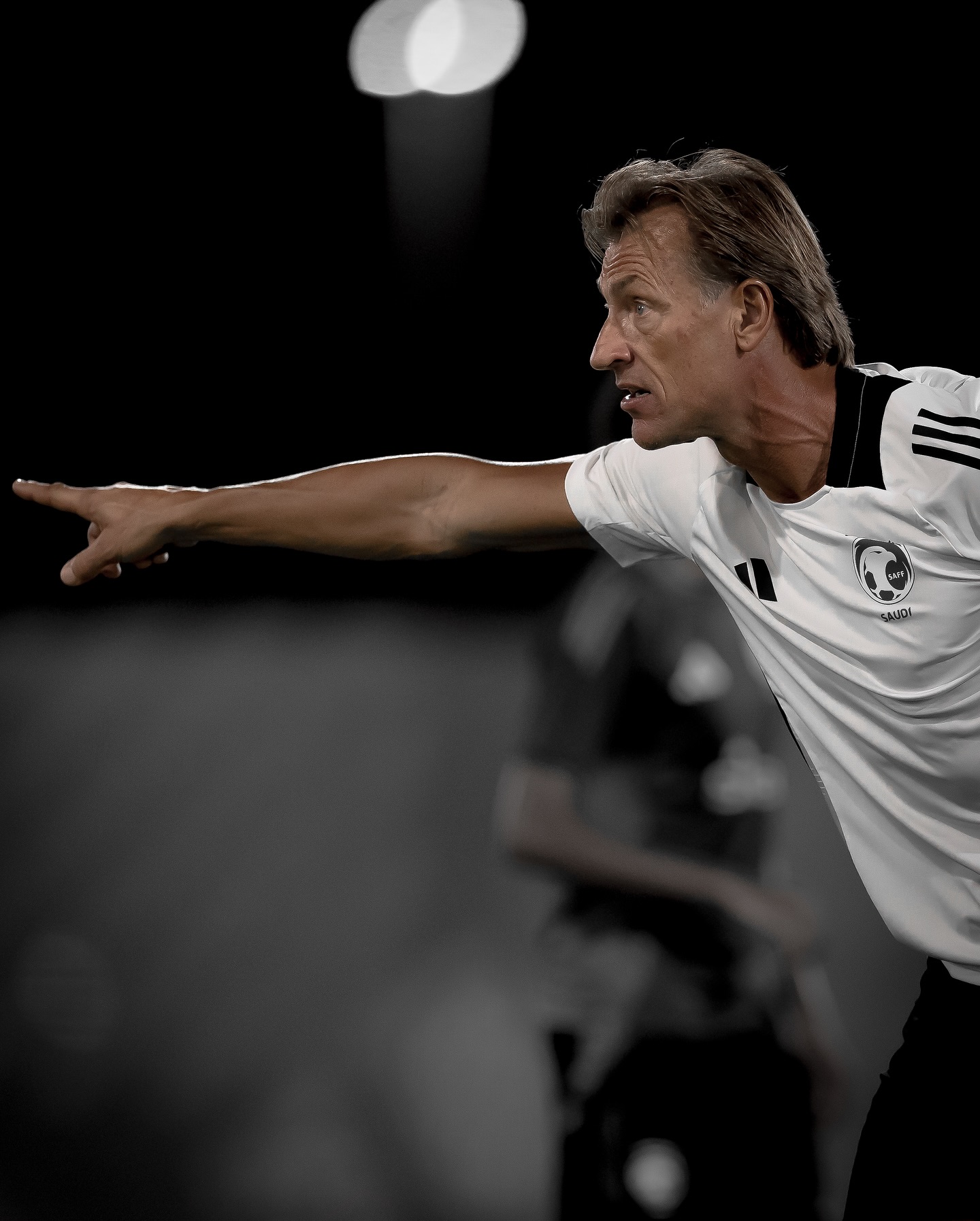 Pelatih Timnas Arab Saudi Herve Renard memberi instruksi dalam latihan tim jelang lawan Indonesia.