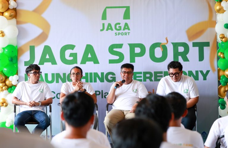 Chairman PSF Group, Gede Widiade (kedua dari kanan), founder Jagasport Rheza Syahputra (kiri), Diky Soemarno (kanan) dari PSF dan CEO Safin Pati, Rafi Arifin (kedua dari kiri) dalam launching ceremony Jagasport di Pancoran Soccer Field, Kamis (23/10/2025). (Foto: PSF Group/G-Sports.id).
