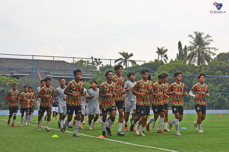 Pemain tim EPA PSPS Pekanbaru ketika berlatih di lapangan Persada Sports Facilities pada Selasa (30/9/2025) lalu. (Foto: Irfan Sudrajat/Grafis: Menk Karmawan/G-Sports.id).