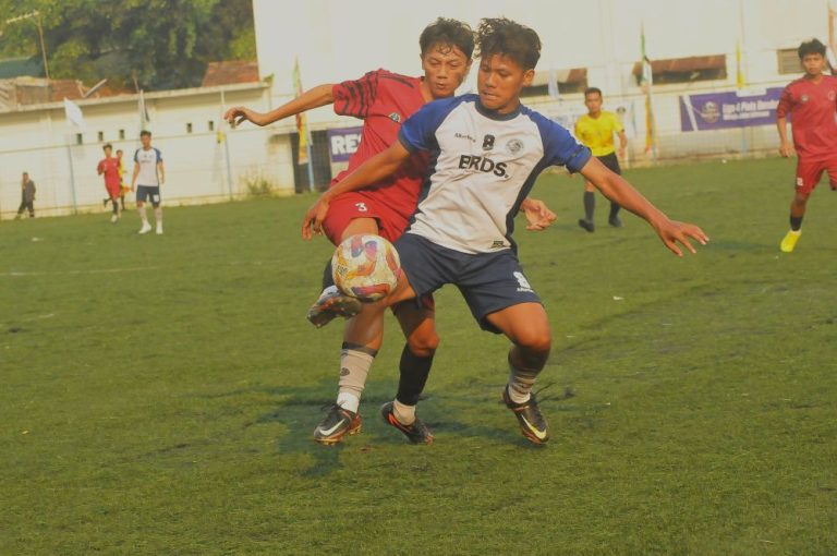 PEMAIN Produta Maung Bandng (merah) menempel pemain Riverside Forest (putih) laga pertama Babak 12 Besar Liga Piala Bandung Utama 2025, di SOR Sepakbola Lodaya, Kota Bandung. Sabtu (11/10/2025). (Foto: Arief K/G-SPORTS.ID)