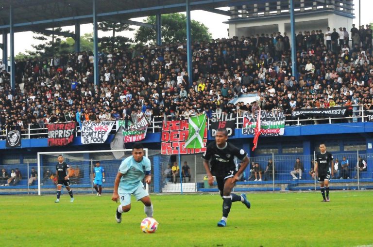 PEMAIN senior yang juga alumni Pesib, Jejen Jaenal sebagai kapten tim Fanshop FA (biru langit) tak hanya harus melawan pemain Riverside Forest FC namun ia juga harus menghadapi kersasnya pemain ke-12 pendukung tim lawan dalam semifinal Liga 4 Piala Bandung Utama 2025, di Lapang SIDOLIG Kamis (16/10/2025). (Foto: Arief K/G-SPORTS.ID)