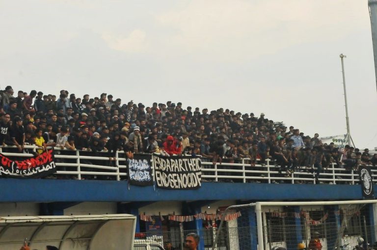 TRIBUN timur Lapang SIDOLIG yang biasanya tidak pernah tersentuh penonton, pada babak final Liga 4 Piala Bandung Utama 2025, Minggu (19/10/2025) justru tak tersisa sedikit pun 15 ribu penonton hAdir dalam partai final yang mempertemukan Riverside Forest FC Vs Bina Pakuan. (Foto: Arief K/G-SPORT.ID)