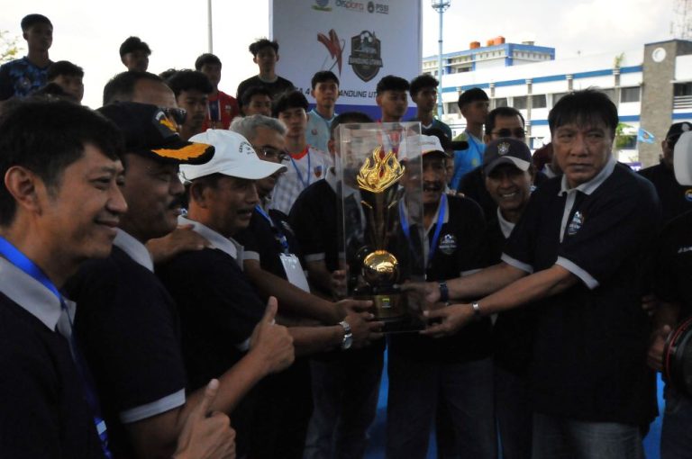 WAGUB Jabar, Walikota Bandung dan para Legend Persib mengusung tropi yang akan diperebutkan 26 klub amatir di ajang Piala Bandung Utama 2025. (Foto: Arief K./G-SPORTS.ID)